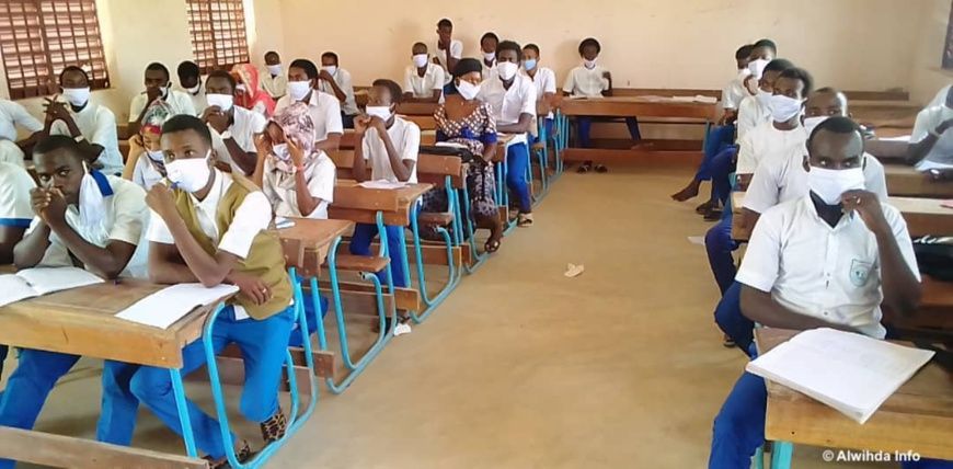 Une salle de classe avec des élèves. Illustration © Alwihda Info