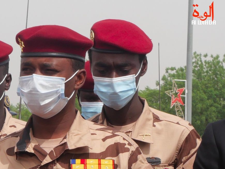 Le colonel Ousman Adam Dicki, derrière le général Mahamat Idriss Deby lors des obsèques du Maréchal du Tchad. © Malick Mahama