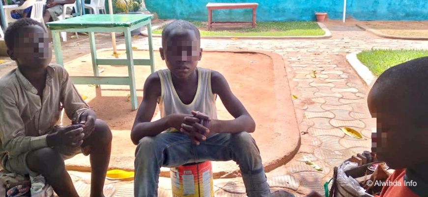 Tchad : A Moundou, des adolescents cireurs pour survivre