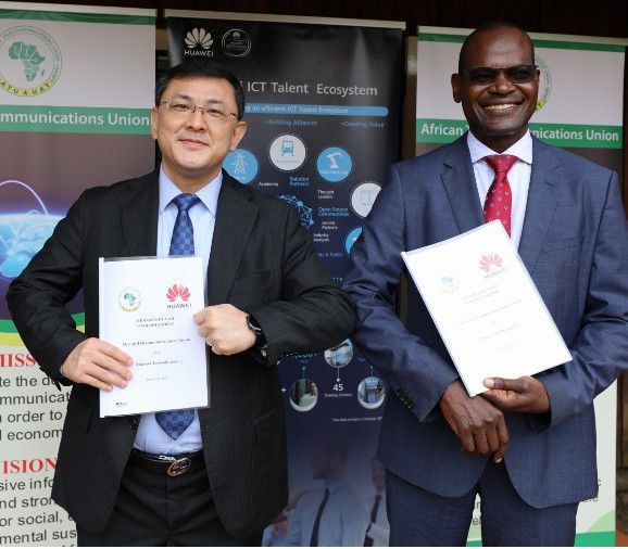 Le vice-président de Huawei Afrique australe, M. Samuel Chen (à gauche) et le secrétaire de l'ATU, M. John OMO (à droite) lor