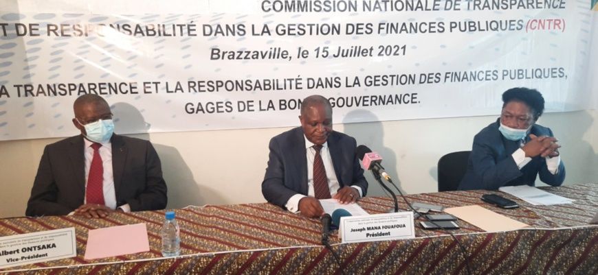 Le présidium du CNTR, au cours de la session inaugurale.