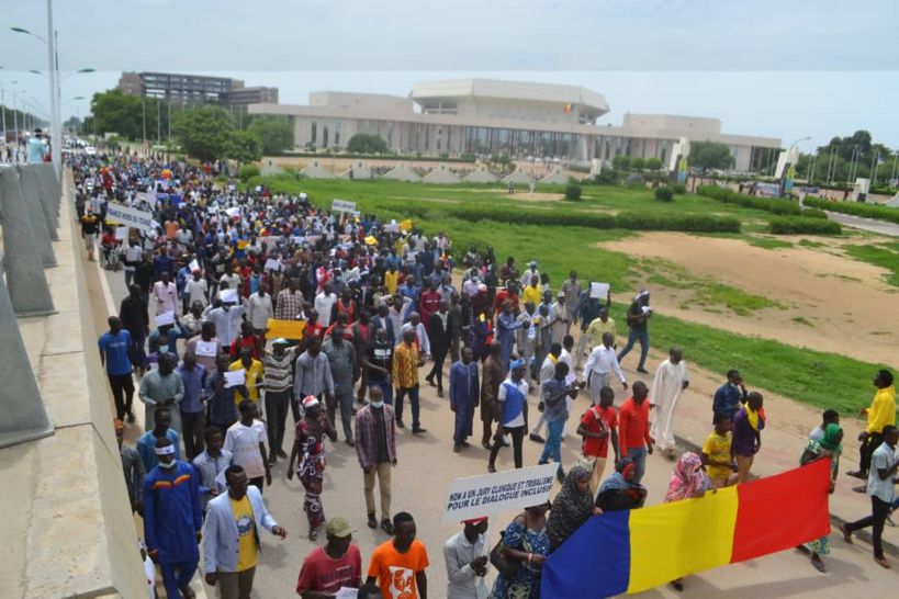 المئات في الشوارع ينددون بالانقلاب العسكري ويلعنون فرنسا