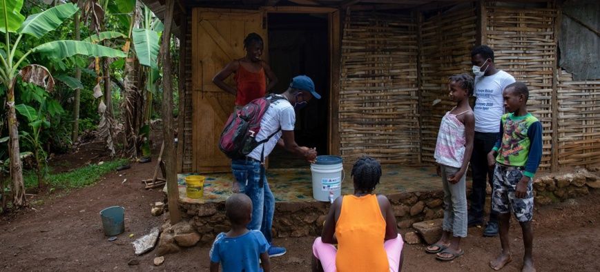 En Haïti, une équipe de l'UNICEF rend visite à une famille dans la petite ville de Dame-Marie, dans le département de Grand'A