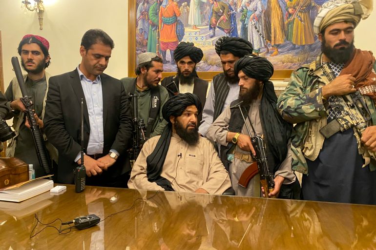 Des combattants talibans prennent le contrôle du palais présidentiel afghan après la fuite du président afghan Ashraf Ghani, 