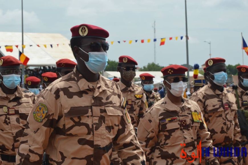 Le président du CMT, le général Mahamat Idriss Deby Itno, entouré de sa garde rapprochée le 11 août 2021 à la Place de la nat