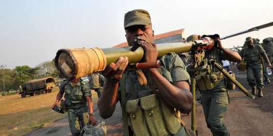 Des soldats congolais de la Force multinationale de la communauté économique des Etats d'Afrique centrale (FOMAC) se déploien