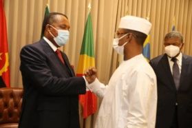 Accolade fraternelle entre Denis Sassou-N'Guesso et Mahamat IDRISS DEBY ITNO au mini-sommet de la CIRGL (photo d'archives)