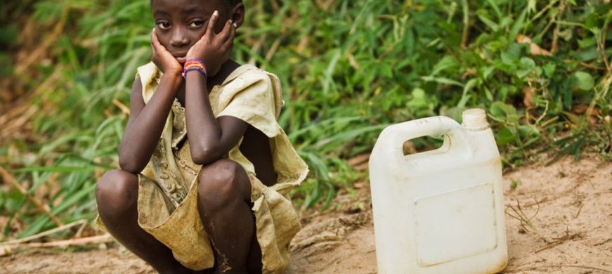 Une petite fille attend de remplir son bidon d’eau dans le village de Kikonka, en République démocratique du Congo (RDC). Pho