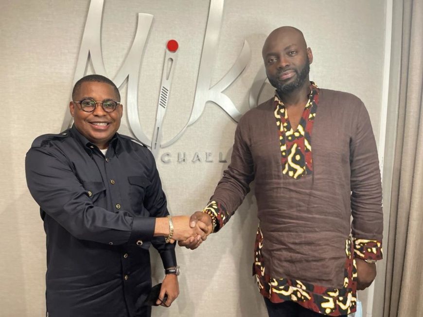 Accolade fraternelle entre le président de la fondation Brice Dimitri Bayendissa et le Dr Michael K. Obeng du cabinet R.E.S.T