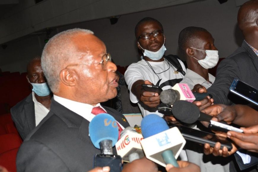 Le vénérable Goma Gabou répondant à la presse, après sa communication