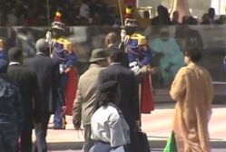 L'ex-Directeur du Protocole d'Etat, Mahamat Abdelrassoul accompagne Kadhafi aux tribunes présidentielles lors de la fête du c
