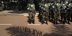 Des soldats de la FOMAC attendent leur passage en revue avant le défilé de la cérémonie de passation de pouvoir entre la FOMA