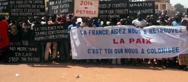 Des citoyens centrafricains manifestent devant l'ambassade de France à Bangui, le 1er janvier 2013. © WONGOUE / CHINE NOUVELL