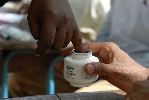 Un soldat tchadien trempe son doigt dans l'encre après avoir voté par anticipation aux élections locales, à N'Djamena le 21 j