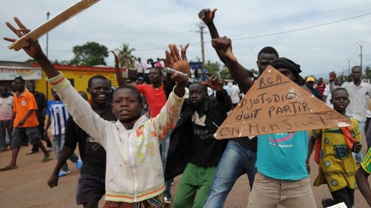 Des adolescents centrafricains réclamant la démission du président Djotodia, le 10 décembre 2013 dans les rues de Bagui (Cent