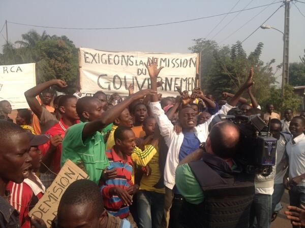Des manifestants à Bangui demandent la démission de Djotodia et du gouvernement. Crédit photo : Tristan Redman, correspondant