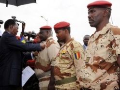 Le président tchadien Idriss Deby Itno (G) décore le général du contingent tchadien au Mali Oumar Bikimo (G) et le commandant