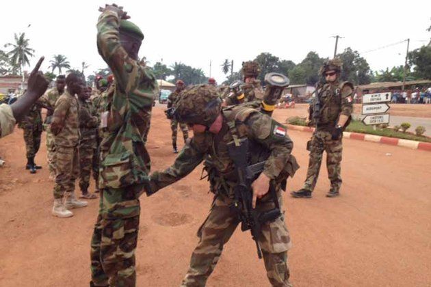 Un soldat français fouille un ex-Séléka à Bangui, lors des débuts de l'opération Sangaris. © XAVIER YVON/EUROPE1