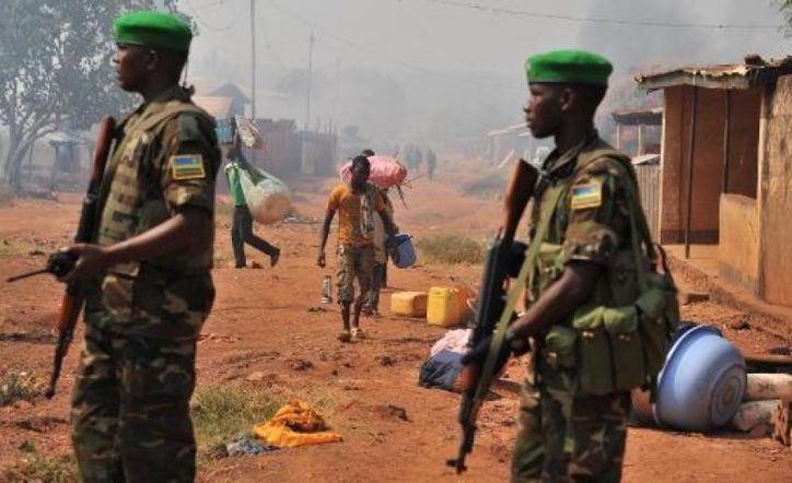 Des soldats rwandais de la Misca en patrouille à Bangui après une attaque de miliciens chrétiens anti-balaka, le 22 janvier 2