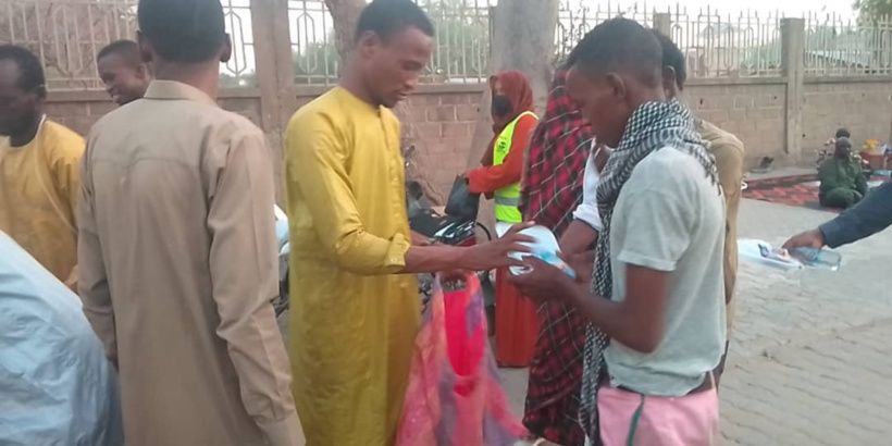 Tchad : Almoussa'ada aide les passants à rompre le jeûne