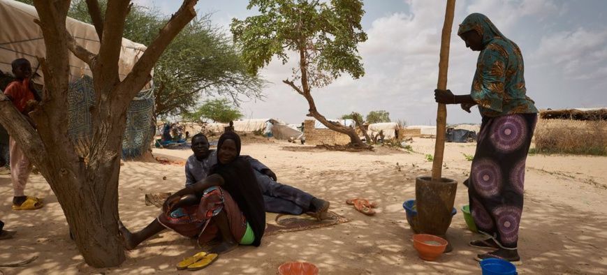 Des femmes réfugiées préparent de la nourriture dans un site de déplacement à Ouallam, dans la région de Tillaberi au Niger. 