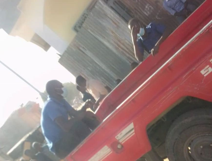 Tchad : pourquoi les agents municipaux ramassent-ils des vieux pneus à Ndjamena ?