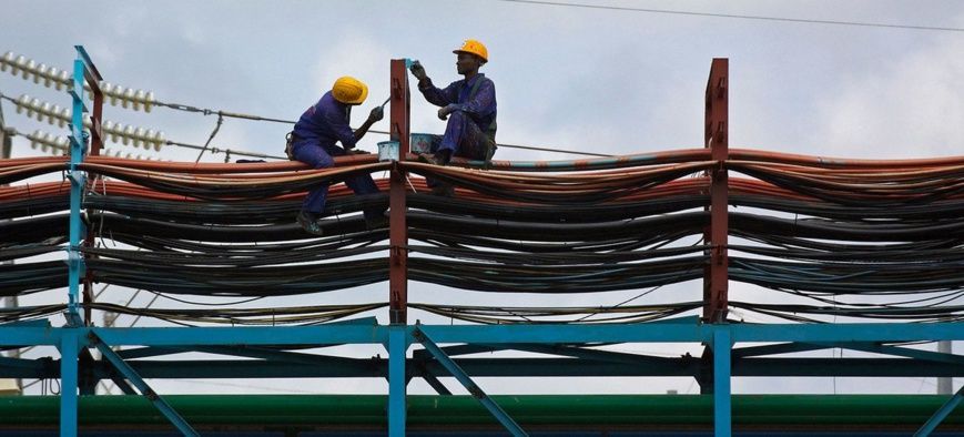 Des ouvriers dans une centrale électrique à Takoradi, au Ghana (archives). Photo Jonathan Erns/Banque mondiale © Banque mondi