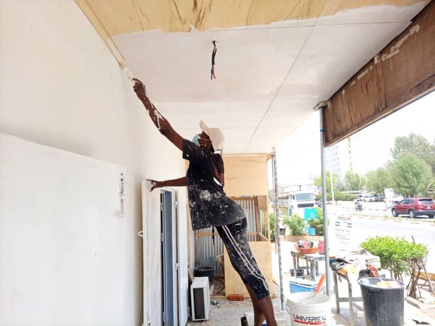 Tchad : Nadège, une femme qui excelle dans le métier de peintre en bâtiment