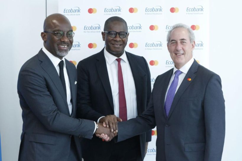 Harry Aithnard, Directeur Exécutif Régional de l'UEMOA, Ecobank (à gauche), Solomon Quaynor, Vice-président pour le secteur p