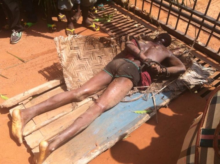 Le cadavre d'un homme devant les portes de la Primature à Bangui. Crédit photo : Diaspora Media