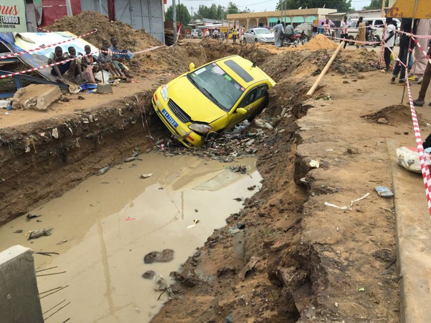 Tchad : un taxi termine sa course dans un caniveau à Ndjamena