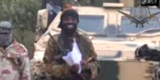 Le chef de Boko Haram, Abubakar Shekau, dans une vidéo où il évoque l'enlèvement des 233 jeunes filles, le 5 mai 2014. | AFP/