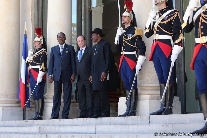 Le président tchadien Idriss Déby (gauche), François Hollande (centre) et Goodluck Jonathan (droite) sur le perron de l'Elysé