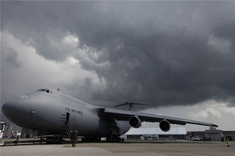 Un Lockheed C-5 Galaxy, avion cargo militaire de l'US Air Force, sur l'aéroport de Schönefeld près de Berlin, le 7 juin 2010.