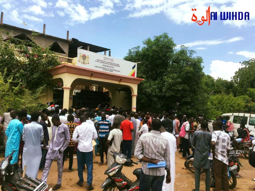 Tchad : les jeunes affluent pour le dépôt des dossiers de l'initiative 50.000 emplois. © Mbaïnaissem Gédéon/Alwihda Info