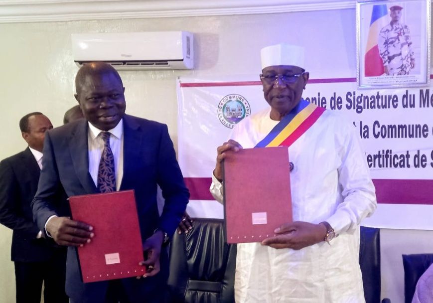 Le représentant du FAGACE au Tchad, Ngueto Tiraïna Yambaye, et le maire de la ville de N'Djamena, Ali Haroun. © Ahmad Youssou