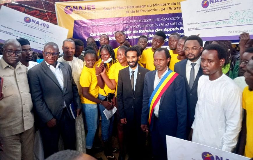 N'Djamena : des jeunes du 9ème arrondissement reçoivent des chèques de financement