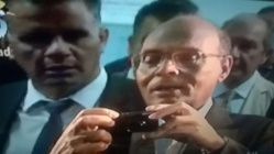 Tunisie: Moncef Marzouki sort de sa poche une caméra!!!