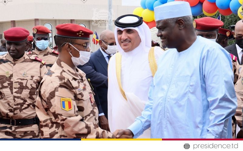 Poignée de main entre Mahamat Idriss Deby et Moussa Faki Mahamat le 20 août 2022 dans la cour du Palais des arts et de la cul