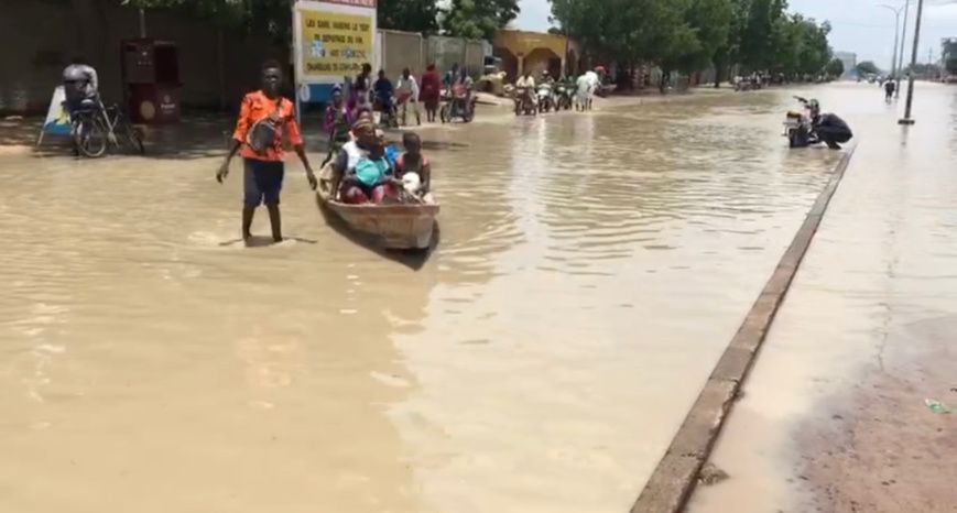 Des pirogues utilisées pour le transport urbain à N'Djamena, à la. suite des inondations en août 2022. Illustration © Mbaïnai