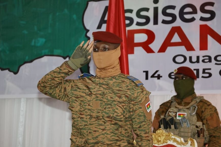 Burkina Faso : le président de la transition est inéligible aux prochaines élections, prévoit la charte