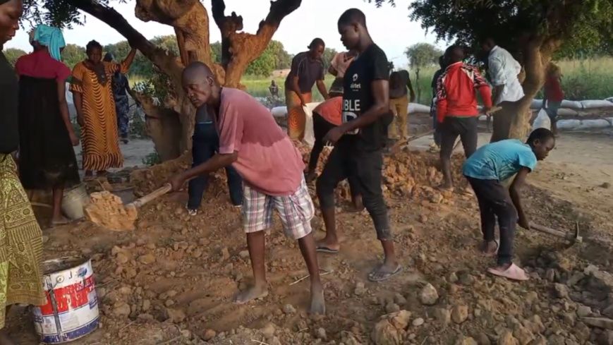 Des jeunes de Walia renforcent des digues face à la crue du fleuve, le 16 octobre 2022. © Tchonchimbo Ouapi Raphaël/Alwihda I