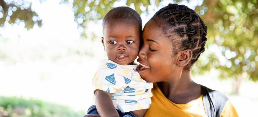 Une mère amène son bébé de six mois à un examen de santé dans une clinique de Chipata, en Zambie. © UNICEF/Karin Schermbrucke