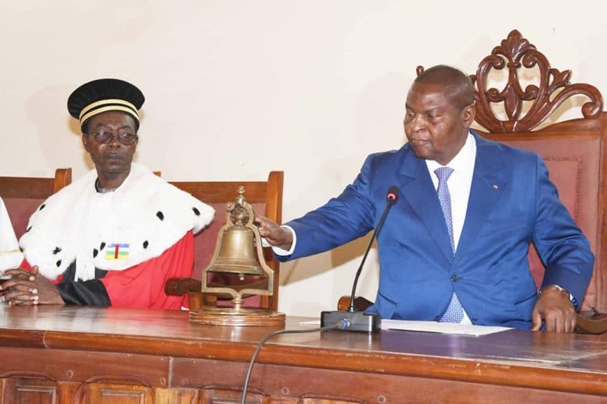 Le président centrafricain Pr. Faustin-Archange Touadéra installe une nouvelle membre de la Cour constitutionnelle à Bangui. 