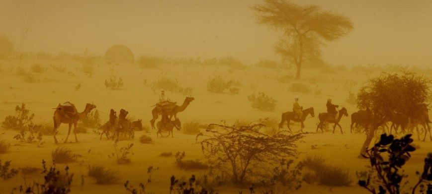 Des hommes traversent une tempête de sable à dos de chameaux et d'ânes près de la ville de Mao, dans la région de Kanem au Tc