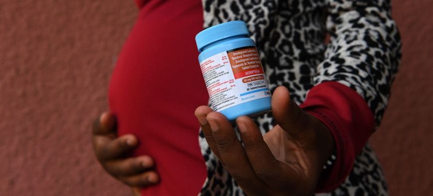Une femme enceinte, née avec le VIH, prend des médicaments pour prévenir la transmission mère-enfant. © UNICEF/UN0640796/Dejo