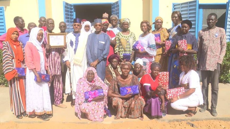 Tchad : le chef traditionnel de Sarh urbain offre des pagnes aux femmes journalistes