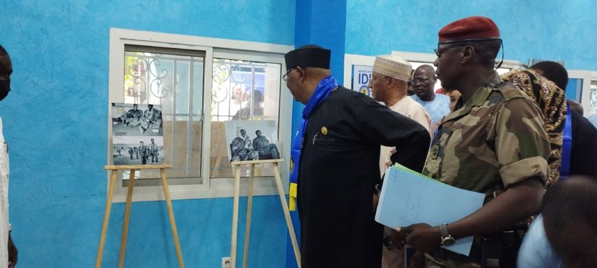 Dr. Haroun Kabadi observe une exposition-photo dédiée au Maréchal du Tchad Idriss Deby Itno, le 20 avril 2023 à N'Djamena. © 