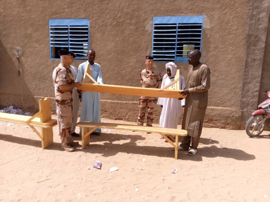 Tchad : la Force française et le CRADEL offrent des bancs aux établissements d'Abéché