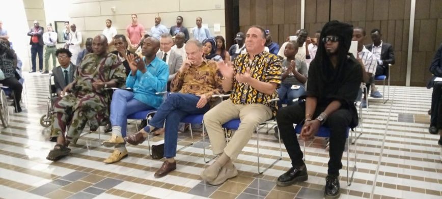 Voix américaines au cœur de N'Djamena : Sydney Outlaw et Danny Zelibor captivent le public tchadien